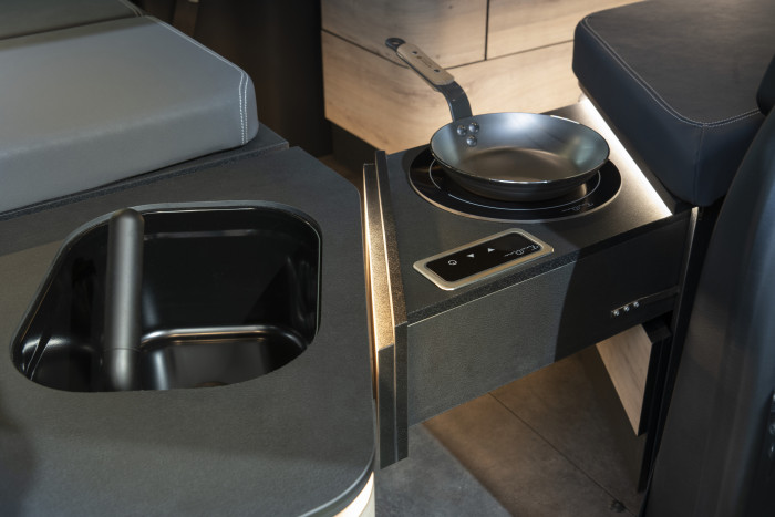 Das Spülbecken ist versenkt, der Kanister darunter fasst 12 Liter Wasser. (Bild: Mercedes)